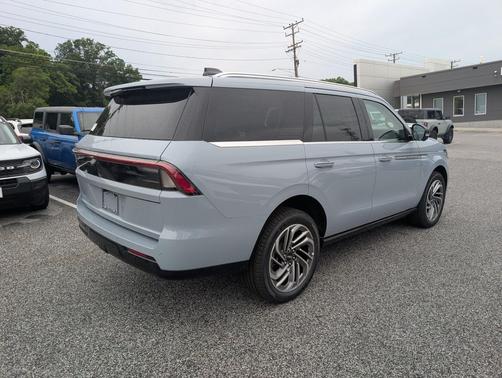 Gray Mist Metallic Tri-Coat 2026 Lincoln Navigator Reserve