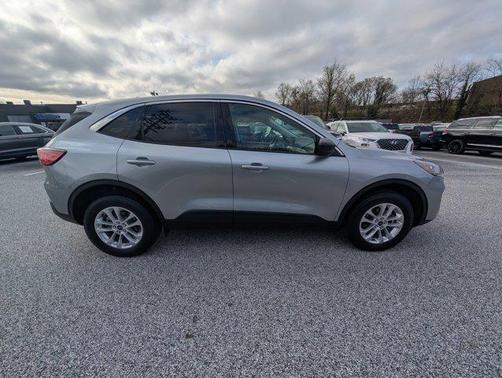 Iconic Silver Metallic 2022 Ford Escape SE