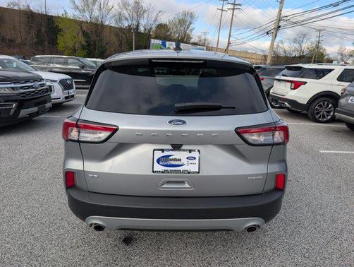 Iconic Silver Metallic 2022 Ford Escape SE