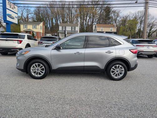 Iconic Silver Metallic 2022 Ford Escape SE