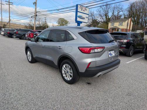 Iconic Silver Metallic 2022 Ford Escape SE
