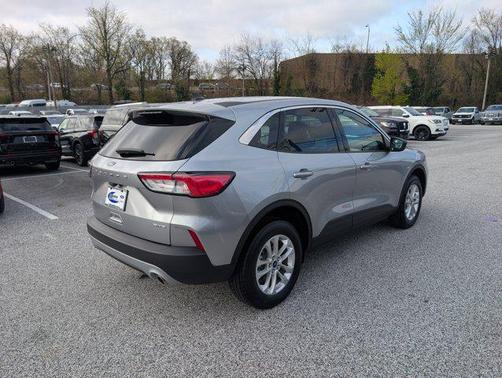 Iconic Silver Metallic 2022 Ford Escape SE