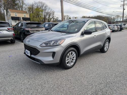 Iconic Silver Metallic 2022 Ford Escape SE