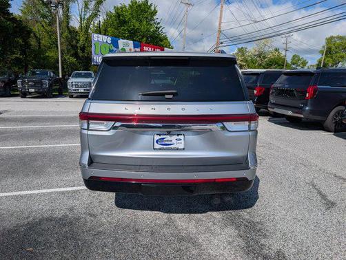 Silver Radiance Metallic Clearcoat 2024 Lincoln Navigator Premiere