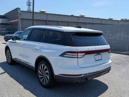 Pristine White Metallic Tri-Coat 2026 Lincoln Aviator Premiere