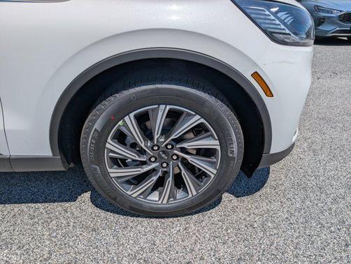 Pristine White Metallic Tri-Coat 2026 Lincoln Aviator Premiere