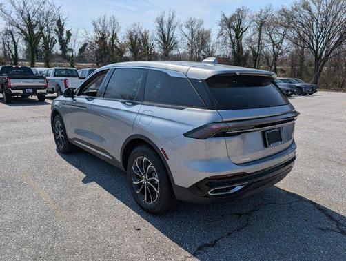 Silver Radiance Metallic Clearcoat 2026 Lincoln Nautilus Premiere