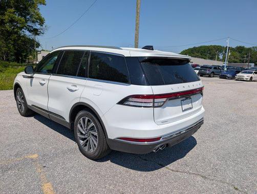 Pristine White Metallic Tri-Coat 2026 Lincoln Aviator Premiere