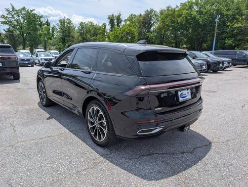 Infinite Black Metallic Clearcoat 2026 Lincoln Nautilus Reserve
