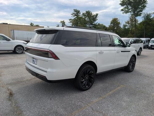 Pristine White Metallic Tri-Coat 2027 Lincoln Navigator Reserve