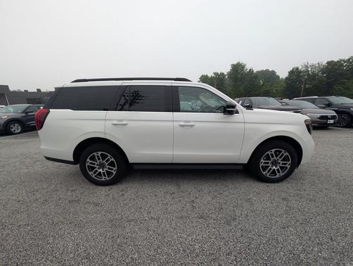 White Metallic 2025 Ford Expedition Active