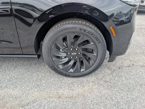 Infinite Black Metallic Clearcoat 2027 Lincoln Navigator Reserve