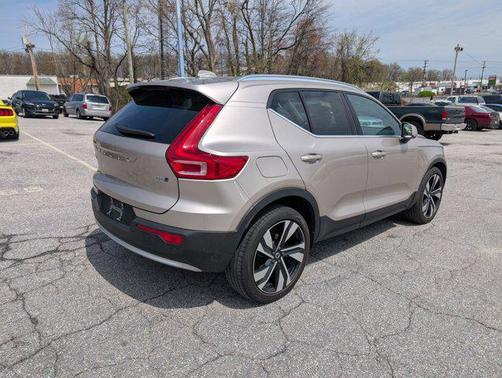 2023 Volvo XC40 B5 Ultimate Bright Theme