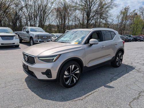 2023 Volvo XC40 B5 Ultimate Bright Theme