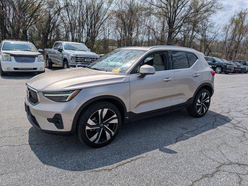 2023 Volvo XC40 B5 Ultimate Bright Theme