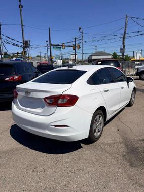 Summit White 2018 Chevrolet Cruze LS