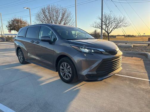 2024 Toyota Sienna LE