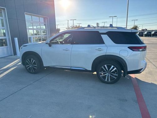 2023 Nissan Pathfinder Platinum FWD