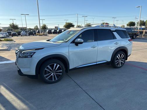 2023 Nissan Pathfinder Platinum FWD