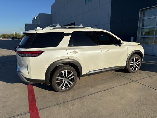 2023 Nissan Pathfinder Platinum FWD