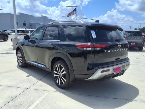 2025 Nissan Pathfinder Platinum FWD