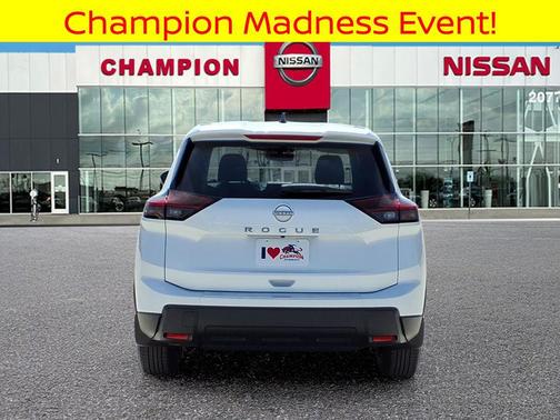 Everest White Pearl Tricoat 2026 Nissan Rogue SV