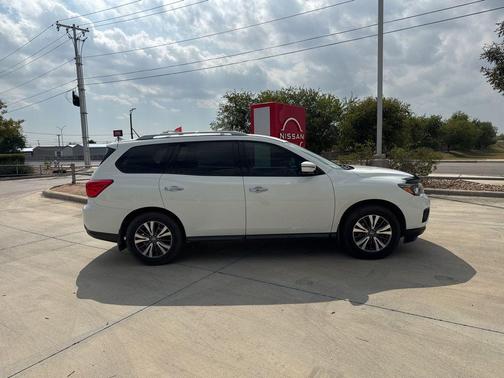 2017 Nissan Pathfinder SL