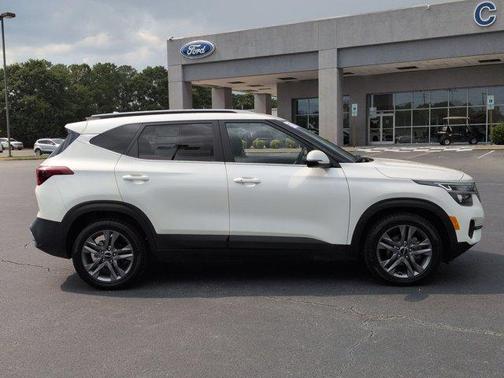 Snow White Pearl 2023 Kia Seltos S