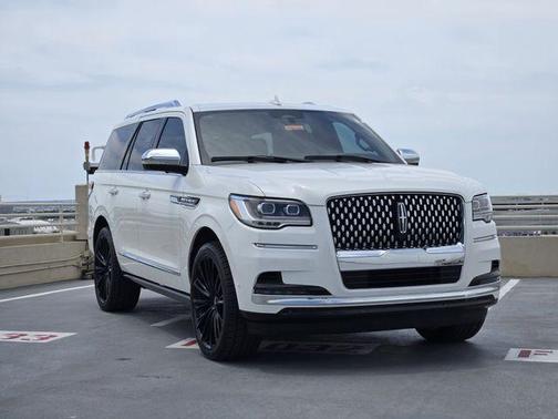Pristine White Metallic Tri-Coat 2024 Lincoln Navigator Black Label