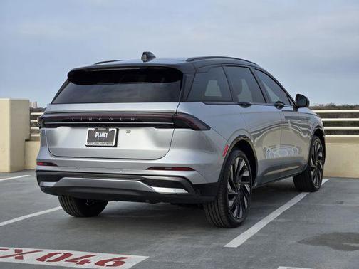 Silver Radiance Metallic Clearcoat 2026 Lincoln Nautilus Reserve