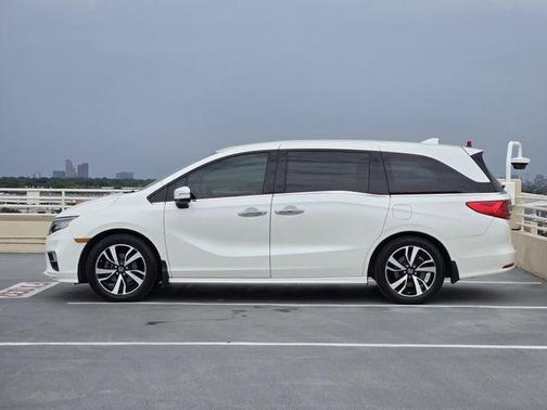 White Diamond Pearl 2019 Honda Odyssey Elite