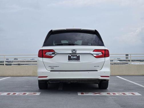 White Diamond Pearl 2019 Honda Odyssey Elite