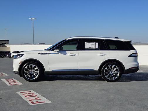 Pristine White Metallic Tri-Coat 2026 Lincoln Aviator Reserve