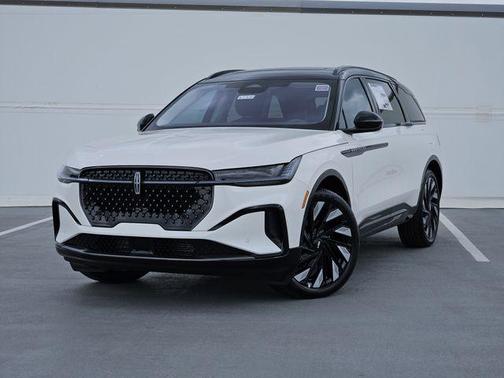 White Platinum Metallic Tri-Coat 2026 Lincoln Nautilus Reserve