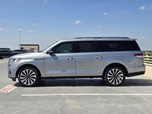 Silver Radiance Metallic Clearcoat 2024 Lincoln Navigator Reserve