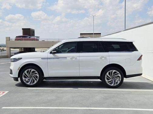 Pristine White Metallic Tri-Coat 2026 Lincoln Navigator Premiere