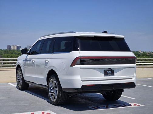 Pristine White Metallic Tri-Coat 2026 Lincoln Navigator Reserve