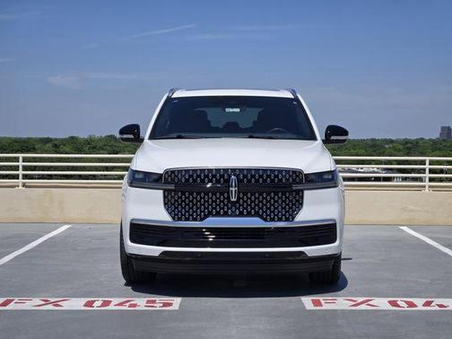 Pristine White Metallic Tri-Coat 2026 Lincoln Navigator Reserve