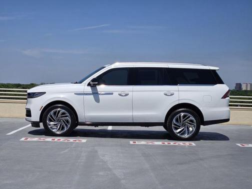 Pristine White Metallic Tri-Coat 2026 Lincoln Navigator Reserve