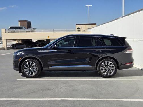 Infinite Black Metallic Clearcoat 2027 Lincoln Aviator Premiere