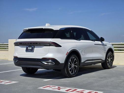 White Platinum Metallic Tri-Coat 2026 Lincoln Nautilus Premiere