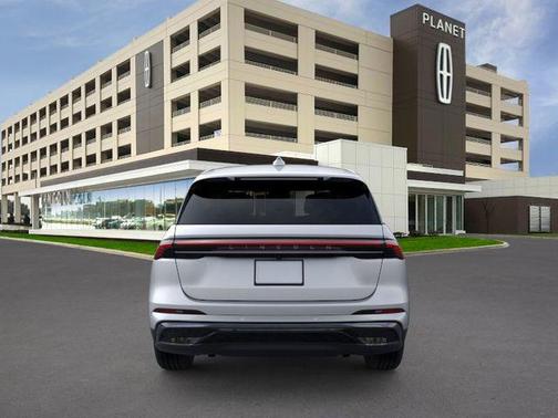 Silver Radiance Metallic Clearcoat 2026 Lincoln Nautilus Premiere