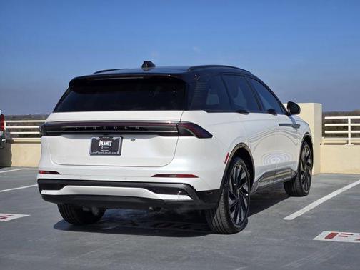 White Platinum Metallic Tri-Coat 2026 Lincoln Nautilus Reserve