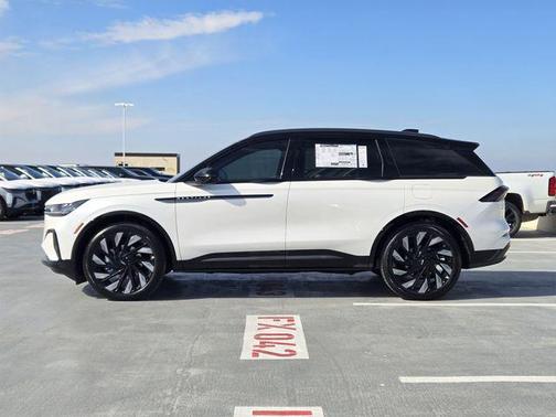 White Platinum Metallic Tri-Coat 2026 Lincoln Nautilus Reserve