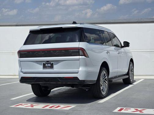Crystal White Metallic Clearcoat 2026 Lincoln Navigator Premiere