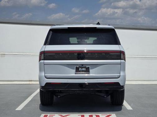 Crystal White Metallic Clearcoat 2026 Lincoln Navigator Premiere