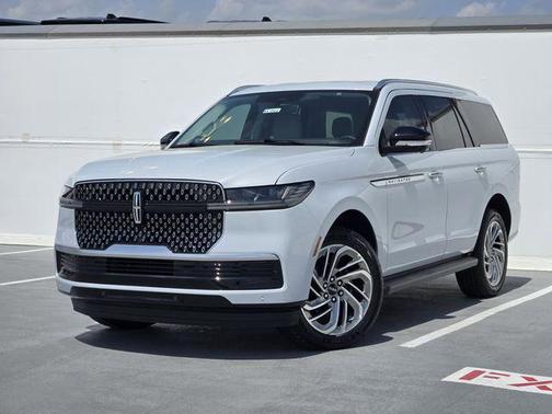 Crystal White Metallic Clearcoat 2026 Lincoln Navigator Premiere