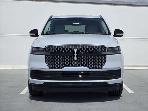 Crystal White Metallic Clearcoat 2026 Lincoln Navigator Premiere