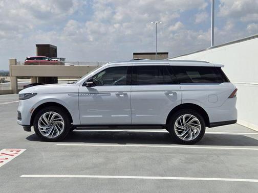 Crystal White Metallic Clearcoat 2026 Lincoln Navigator Premiere