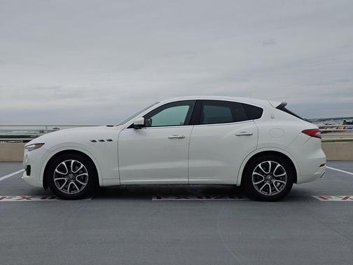 Bianco 2019 Maserati Levante Base